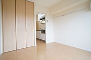 洋室には画鋲や釘を使わずに物が掛けられる「化粧幕板」がついています♪