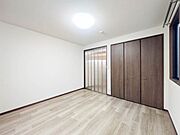 北欧風のテイストを感じさせる白木調のコーディネーションは、シンプルデザインの建具が明るい色調と相まって爽やかな印象♪