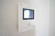 不在時の来訪者も確認できて安心な録画機能付きカラーモニターホンは、防犯効果が高く、安心・安全なシャーメゾンライフをご提供します♪手動操作も可能なのでモニターボタンでいつでも玄関前の様子も確認できます♪