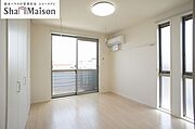 【6．4洋室】　ＬＥＤ照明と2台目のエアコンを備えた洋室♪化粧幕板があり部屋をオシャレに演出♪雨天時や外出時の室内干しや、人目を避けたい時に役立つホスクリーンは高さ調整ができ着脱可♪