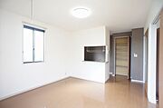 ■ＬＤＫ■　　【ＬＥＤ照明付き】ベランダ側から見たＬＤＫ！角部屋の為、側面にも窓があって便利。