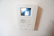 来訪者を声と映像で確認できて安心なカラーモニター付ドアホン♪今や安心・安全生活には必須のアイテムのひとつですよね♪