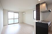 【ＬＤＫ】南面は広くなっており二面採光なので、一年を通して日の入りやすいお部屋です！天井には物干しフックが付いており、雨の日の洗濯物も安心です。