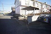 敷地奥に屋根付き駐輪場があります。