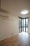 【洋室】大きな窓が付いていて明るい空間です。寝室や子供部屋ｅｔｃ様々な用途にどうぞご利用ください♪
