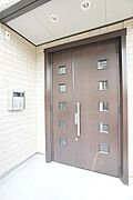 共用門扉でございます。防犯性を考慮したオートロック付き賃貸住宅です☆