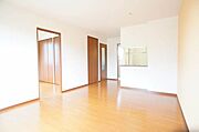 【ＬＤＫ13．4帖】深みのあるブラウンの床材と建具が、しっとりとした落ち着きのある大人の雰囲気を醸し出すカラーコーディネートの内装♪