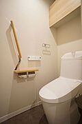■トイレ■温水洗浄便座、トイレの上には収納もございます。