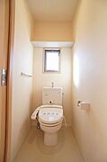 ☆トイレ☆暖房洗浄便座機能付トイレです。トイレにも窓付で明るさを確保しております。上部には収納棚も設置。