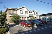 【外観】積水ハウス施工のシャーメゾン！各世帯駐車場2台付き（無料）
