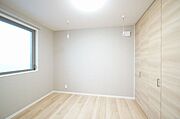 【洋室】落ち着いたアクセントクロスを採用しております。
