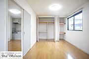 ■クローゼット■ハンガーパイプに加え枕棚を設けたクローゼットは天井の高さを活かし多くの荷物を収納できます。