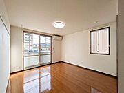 【洋室】12．2帖のお部屋！エアコン＆ＬＥＤ照明付き！角部屋なので横にも窓のあるお部屋です！