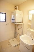◆脱衣所◇　忙しい朝の洗髪に大助かりの洗髪洗面化粧台と棚を配した洗面脱衣所。サニタリースペースにはガス衣類乾燥機付です。