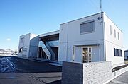 ■外部ストッカー付き。冬タイヤやアウトドアグッズ収納に便利■屋根付きサイクルポート有り■