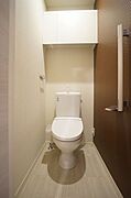 【トイレ】高級ホテルの様な柄付のアクセントクロスを採用したトイレです。温水洗浄暖房便座付。
