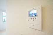 カラーモニタ付インターホン】不在時の来訪者の様子も確認できる録画機能付カラーモニターホン♪