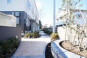 建物へのアプローチは緑と石畳でアレンジされ、明るい雰囲気です。