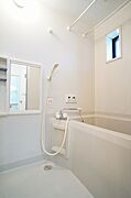 白を基調とした清潔感ある浴室です！ここで1日の疲れを癒して下さい♪