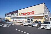 ヨークベニマル併設のサンドラッグとジョイフィサンドラッグ小山雨ケ谷店まで車で2分（680ｍ）【営業時間】9：00～21：30／ＪＯＹＦＩＴ24ヨークタウン雨ケ谷【24時間営業】