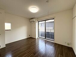 【洋室7．3帖】雨天・曇天時だけでなく花粉対策や防犯上、人目を避けたい洗濯物の室内干しに役立つホスクリーン♪伸縮も着脱も可能♪