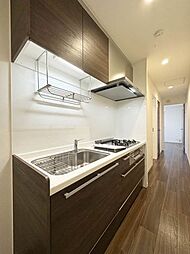 【キッチン】自炊派には嬉しい3口ガスコンロ＆グリル付きシステムキッチン♪シンク下には、奥に収納したものも出し入れしやすいスライド式収納を採用♪