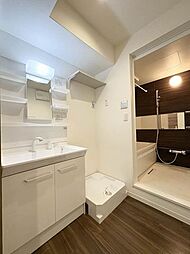 【洗面】鏡の両脇に収納スペースを確保した洗髪洗面化粧台は、水栓がリフトアップするので洗髪もラクラク♪上部には棚があるので、掃除用品等の収納にも便利♪