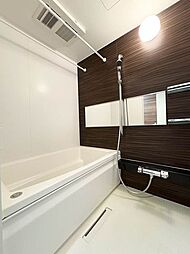 【浴室】沸し直しができ経済的な追焚機能付きの浴室は、ダーク系のアクセント壁がモダンな印象を演出してくれます♪