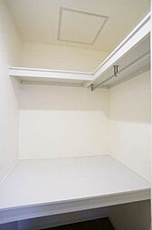 【収納】長い丈の衣類もハンガーにかけたまま収納できるハンガーパイプや、衣装ケース収納に便利な中段や、小物収納に便利な枕棚付きのウォークインクローゼット♪