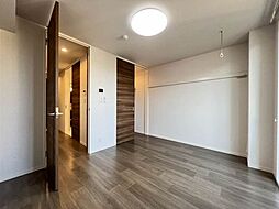 【洋室7．4帖】大地のように濃淡が入り交じったアースカラーを採用し、自然界の調和を映し出した穏やかな表情で、スローな空気を纏う部屋は、住まう人を癒してくれます。