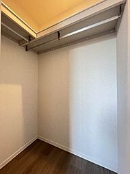 【収納】長い丈の衣類もハンガーにかけたまま収納できるハンガーパイプや、小物収納に便利な枕棚付きのウォークインクローゼット♪