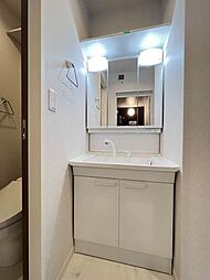 【洗面所】三面鏡の背面に収納スペースを確保した洗髪洗面化粧台♪上部には棚があるので、掃除用品等の収納にも便利♪