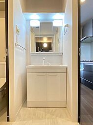 【洗面所】三面鏡の背面に収納スペースを確保した洗髪洗面化粧台は、水栓がリフトアップするので洗髪もラクラク♪上部には棚があるので、掃除用品等の収納にも便利♪