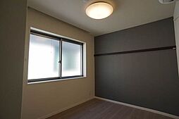 独立性が高い洋室。全室ＬＥＤ照明を設けています。室内収納建具はホワイトで統一されたカラーコーディネイトしやすい設定です。