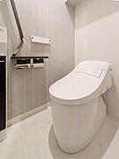 ■トイレ■　タンクのないスタイリッシュなトイレです。手洗いカウンター、上部には扉付きの収納棚があり表に出したくないトイレ収納もすっきり収納できます。