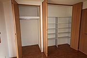 落ち着いた感じの洋室です、収納も十分