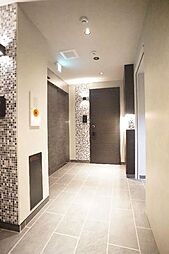 屋内廊下は1Ｆ床はタイル、2Ｆ・3Ｆはカーペット仕様。まるでホテルを思わせる共用部。