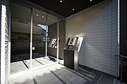 【共用玄関】自動ドアのオートロック付き物件です。スマートロックを採用しており、お手持ちのＩＣカードやスマートフォンをかざして解錠するようにも設定いただけます。