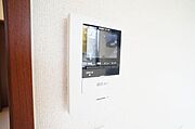 不在時の来訪者も確認できて安心な録画機能付きカラーモニターホンは、防犯効果が高く、安心・安全なシャーメゾンライフをご提供♪手動操作も可能なのでモニターボタンでいつでも玄関前の様子も確認できます♪