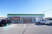 ファミリーマート古河坂間店まで車で2分（700ｍ）