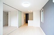 【ＬＤＫ】リビング＆ダイニングと南洋室との仕切り戸のスライディングスクリーンを開放すると、一体の空間として広々とご利用いただけます♪