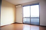 【南側洋室】南面から日も入る、生活の中心となるお部屋になります♪