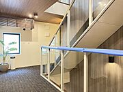 2階の共用廊下です。床はフロアーカーペットを採用しております。屋内空間でまるでホテルの様なイメージです。