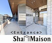 建物入口のエントランスです。エントランスを通る右側に入居者専用駐輪場があります。