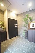 【共用エントランス】高級感のあるオートドア仕様の共用エントランス