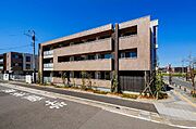 積水ハウス施工重量鉄骨造マンションタイプ。敷地内に入居者専用の駐車場がございます。（要別途契約、要空き確認）