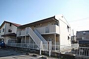 隣地には大きな駐車場もあるので2台目以降も駐車可能。（別途契約・要空き確認）