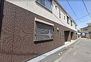 モダンな外観・メインの開口部は南面に面しております。