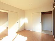 【洋室】5．9帖！！　収納は2段棚タイプとハンガーパイプの2種類にしております☆　ＬＤＫとの仕切りはスライド式の木調の建具を使っております♪