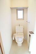 トイレはもちろん暖房機能付洗浄便器です！トイレの上部には空間を利用し、トイレットペーパー等をストックできる棚が付いています♪
